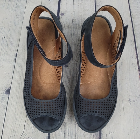 CLARKS | Reedly Salene perforated leather peep toe maryjane wedge heel sandals - Picture 4 of 11